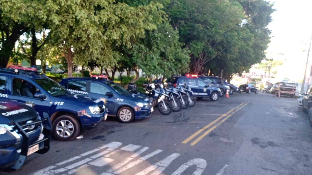 Bugrino é preso com arma e GM encerra aglomeração