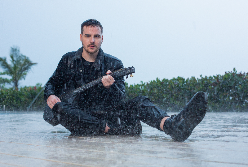 Lucas Paiva lança ‘HJ’, clipe que beira 1 milhão de views