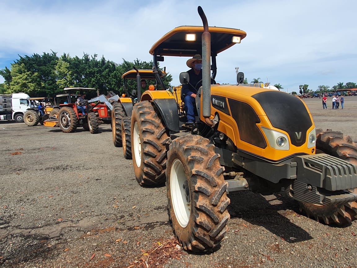 Produtores de Holambra fazem ‘tratoraço’ – veja o vídeo