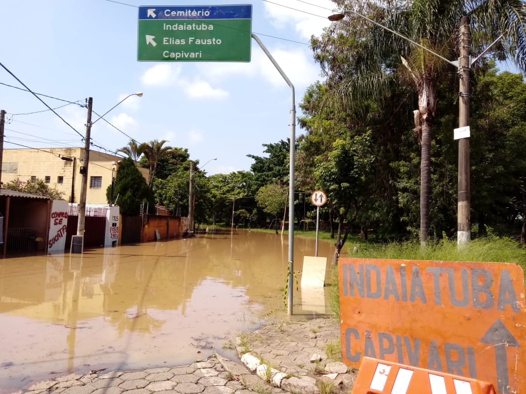 Rio Capivari sobe e famílias ficam desabrigadas