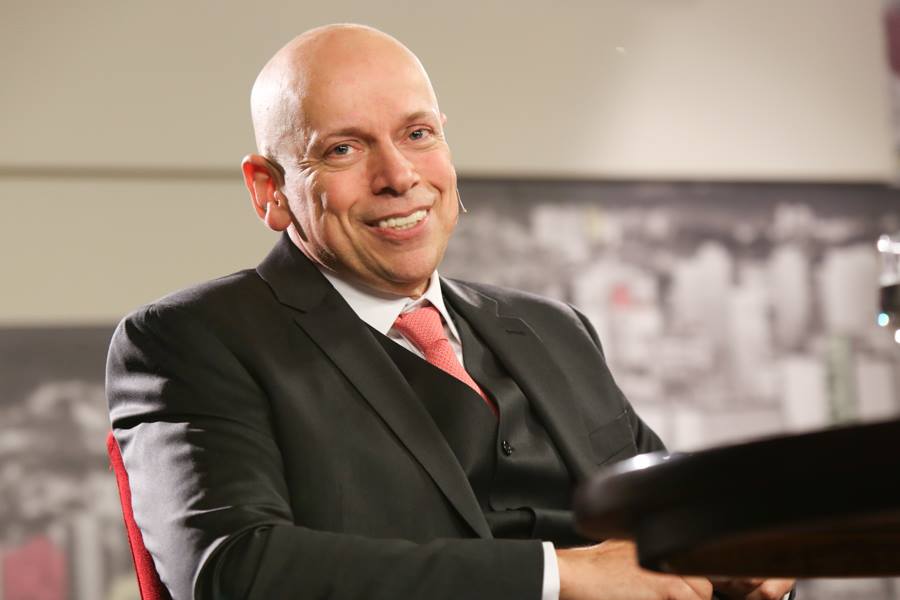 Entrevista Leandro Karnal: não é possível ser feliz em um país com mais de 200 mil mortes