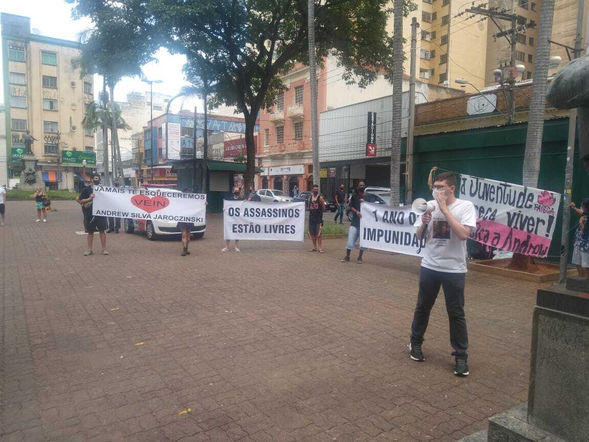 Amigos pedem justiça um ano após morte de jovem em briga de bar