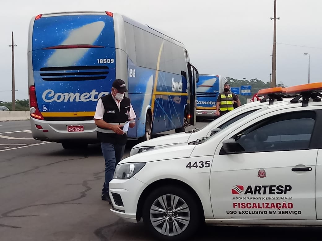 Fiscalização autua ônibus em rodovia da região