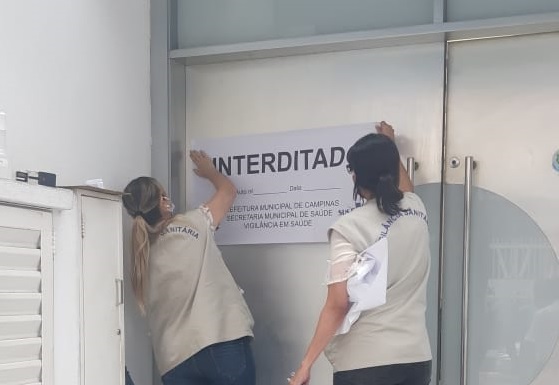 Vigilância multa três locais que recebiam clientes