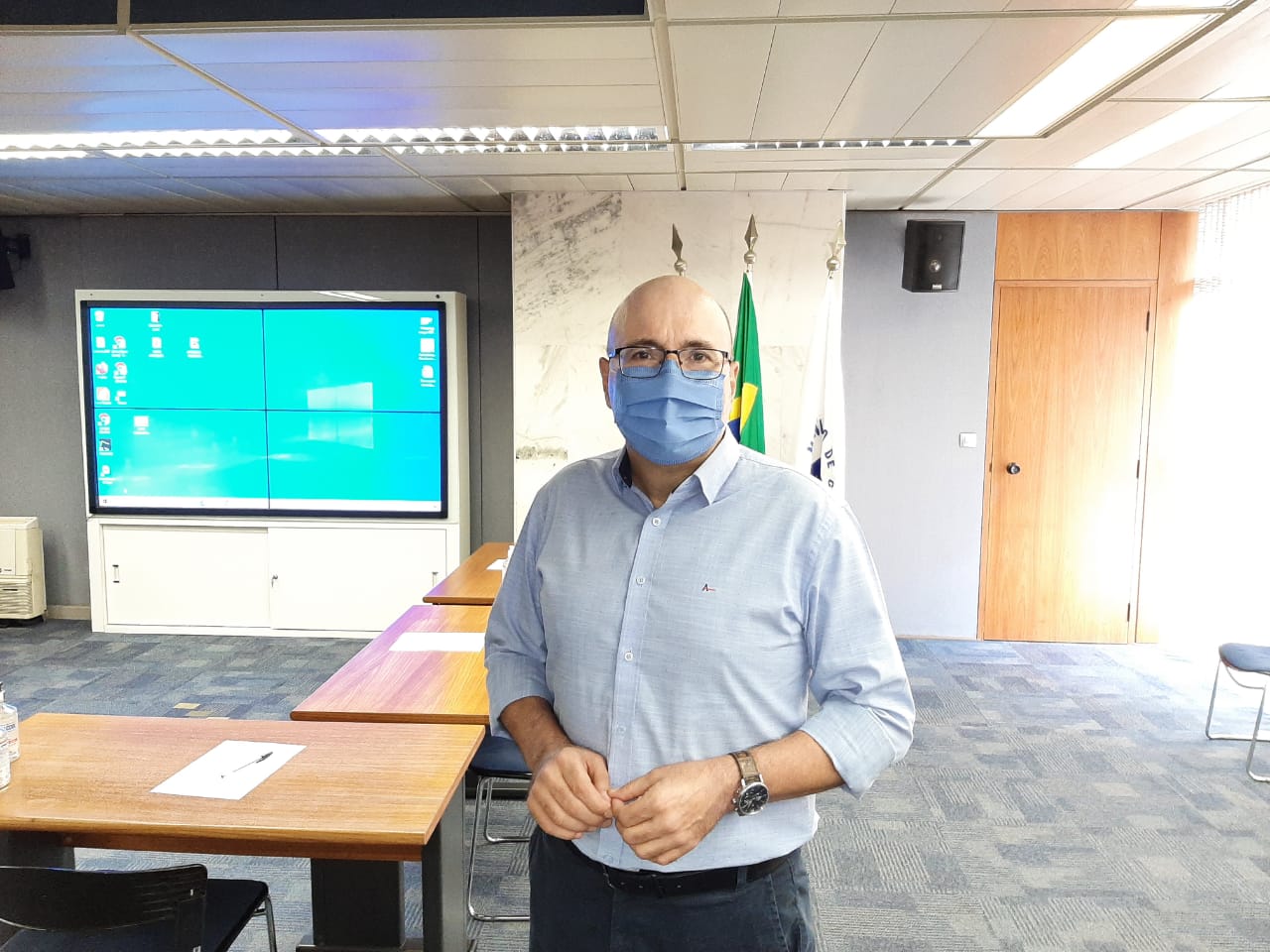 Prefeito pede relatório sobre menino acorrentado