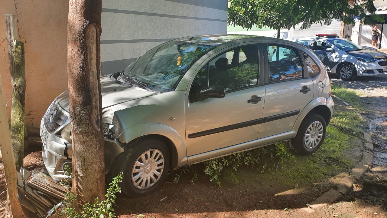 Homem bate carro durante fuga e acaba detido pela PM
