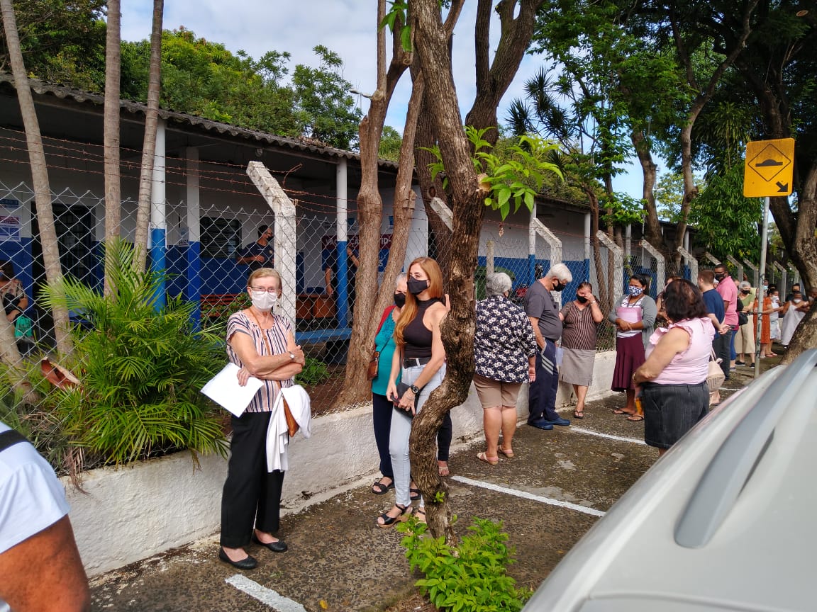 Antecedência causa fila em ponto de vacinação