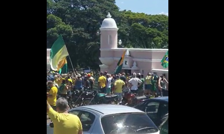 Ato em Campinas contra Doria e STF pede intervenção militar