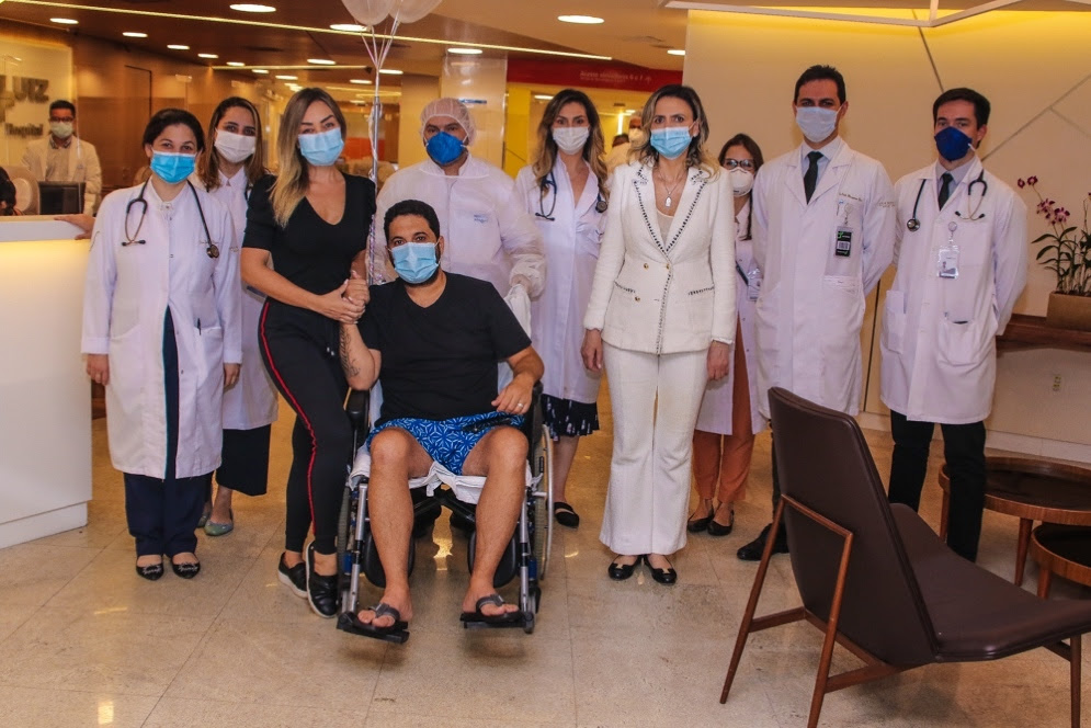 Cantor Edson tem alta hospitalar após tratamento da covid-19