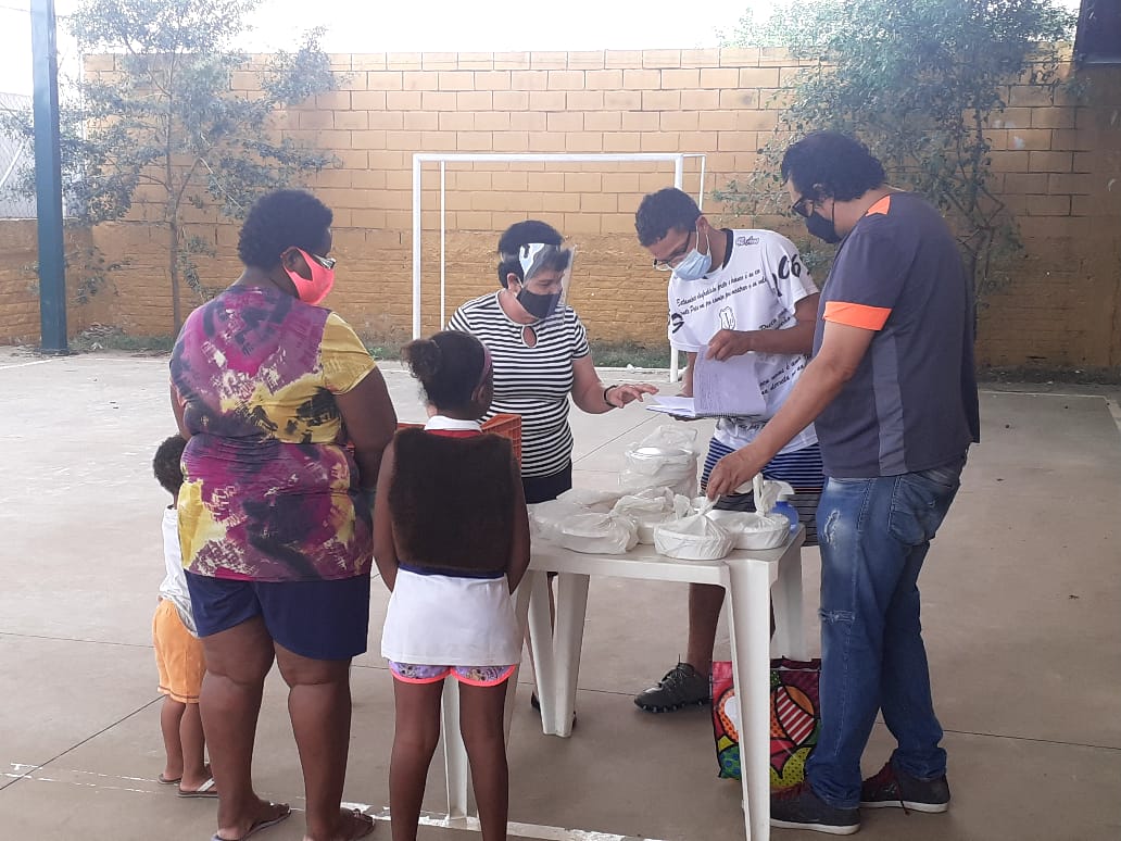 Fechado, restaurante oferece refeições para famílias carentes