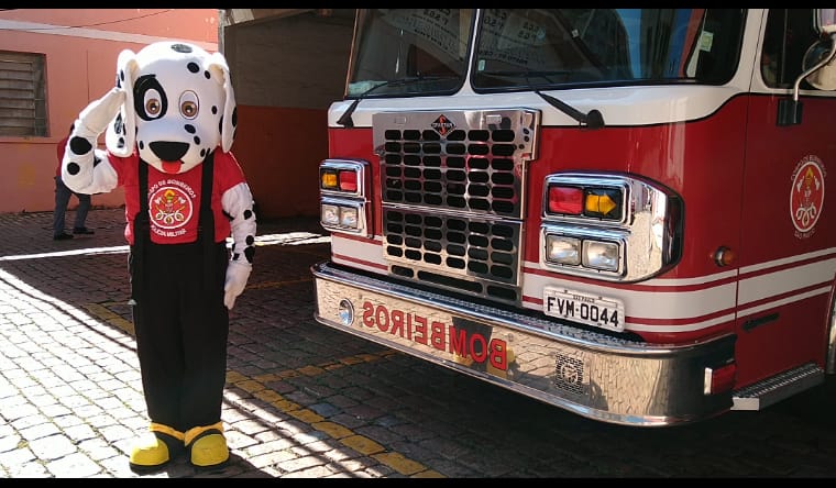 Bombeiros criam personagem para celebrar 141 anos