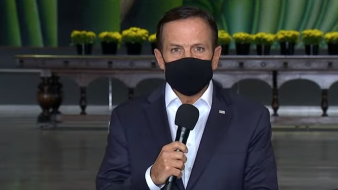 Doria mantém fase vermelha e não proíbe futebol