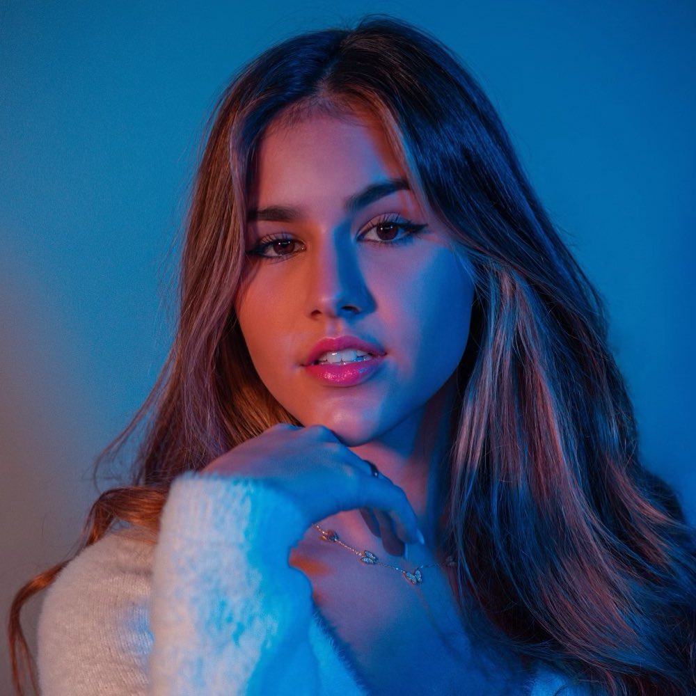 Julia Wheaton conquista o público cantando em três línguas