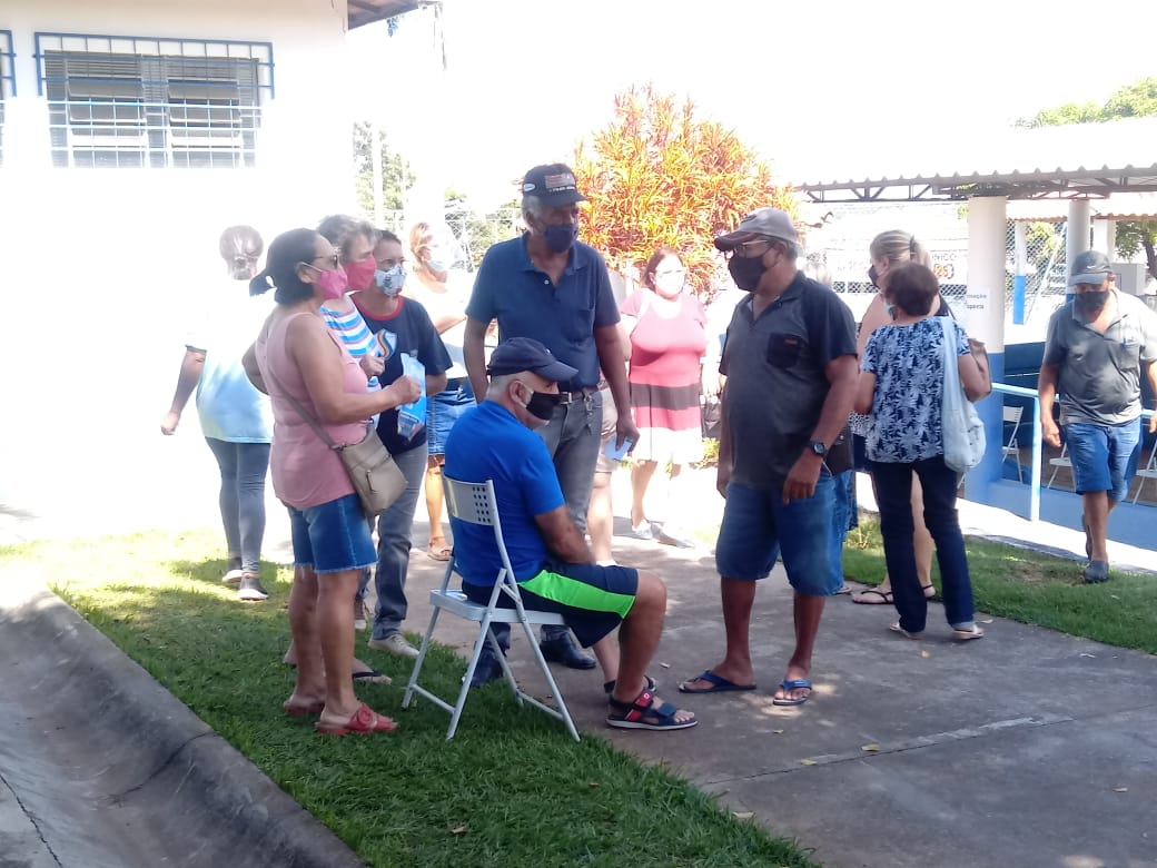 Sem agendamento para vacinas, Sumaré tem aglomeração