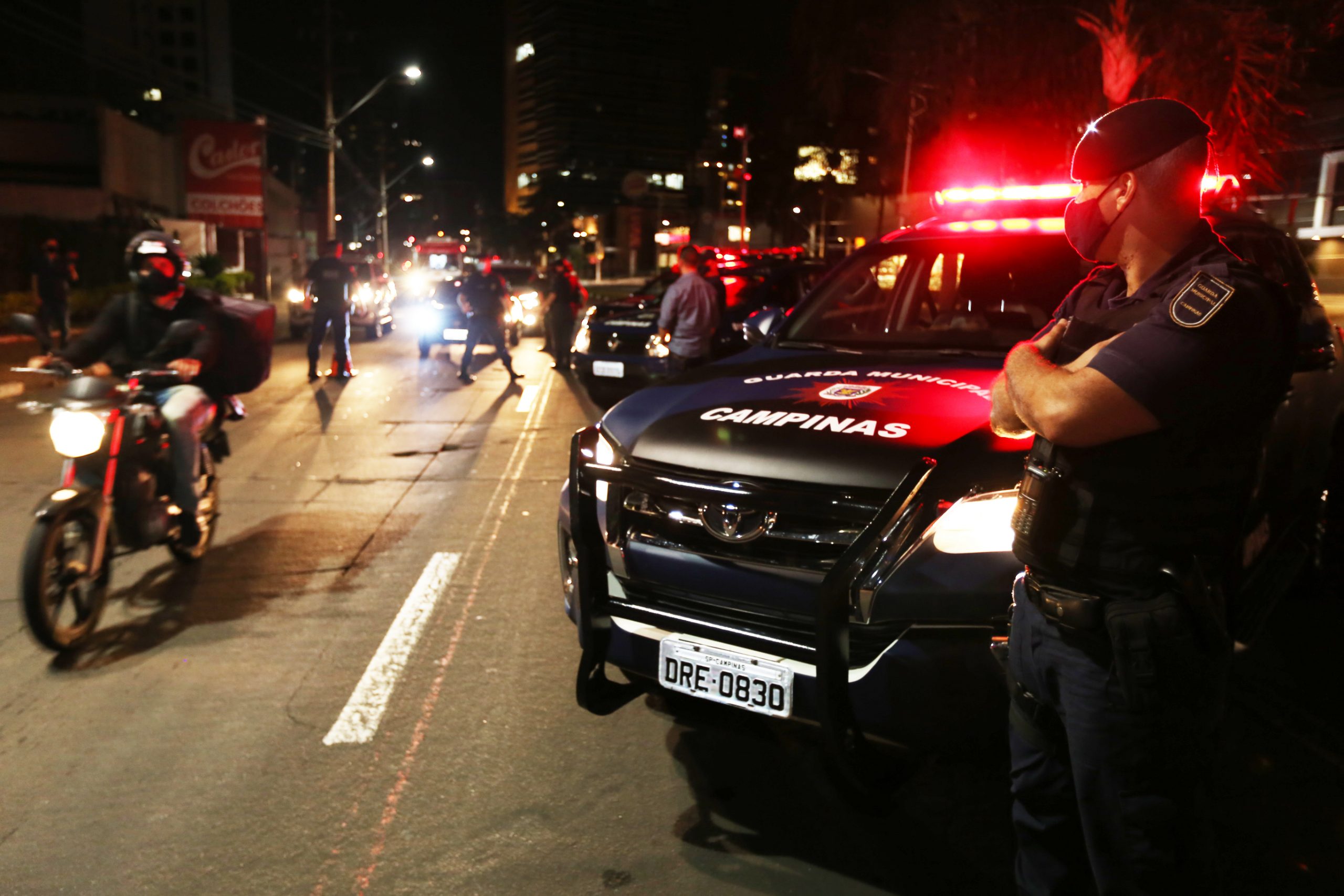 GM é recebida a pedradas ao dispersar aglomeração em Campinas