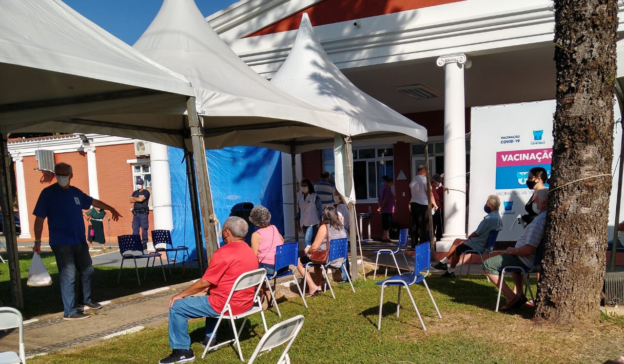 Profissionais da Educação começam a ser imunizados