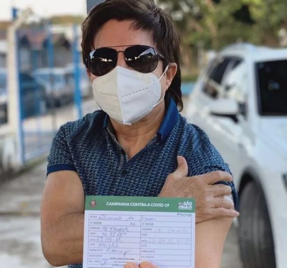 Cantor Xororó é vacinado contra a covid-19 em Campinas