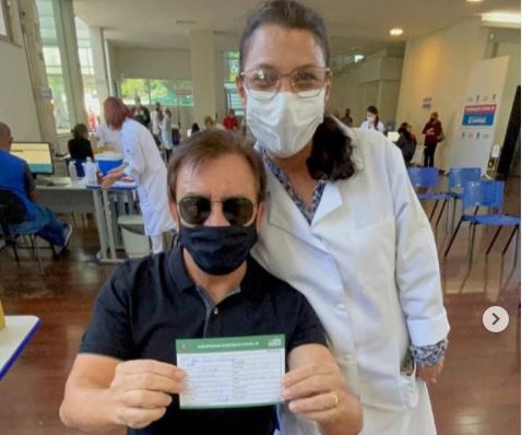Chitãozinho toma vacina contra a covid-19 em Campinas