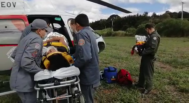 Mãe e filho são resgatados pela PM após acidente; vídeo