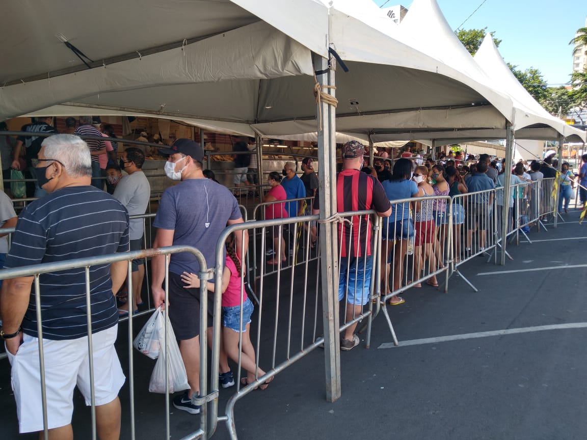 Mercadão registra aglomeração nas peixarias
