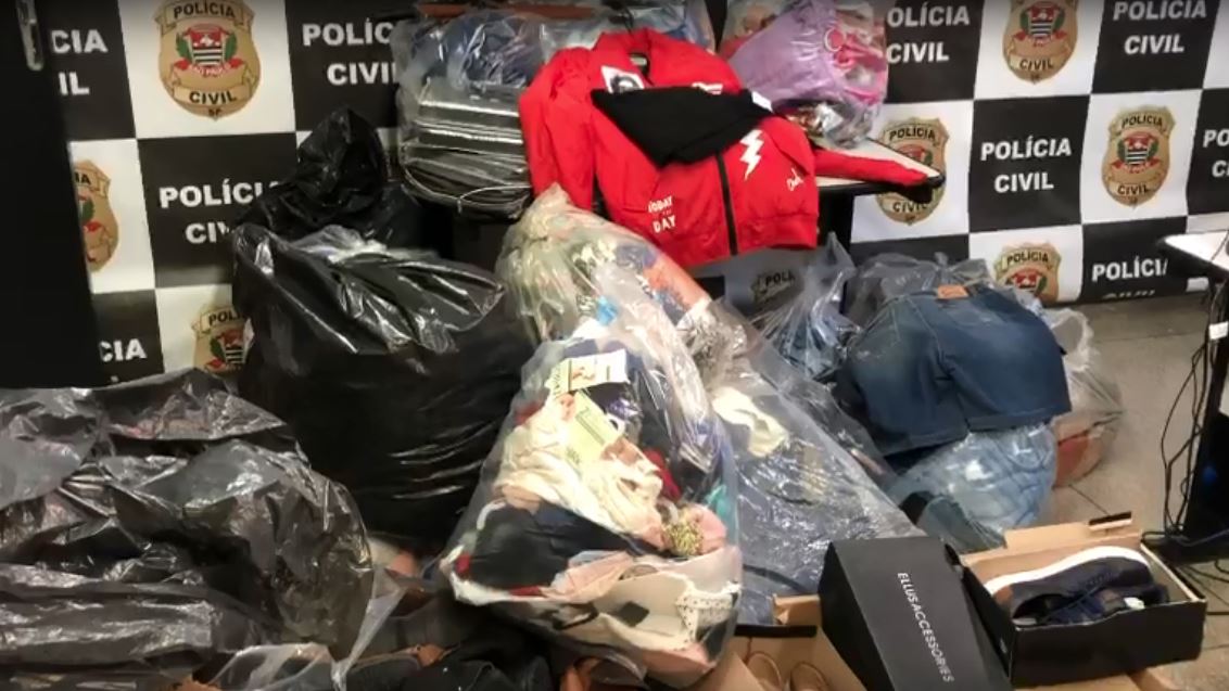 Polícia apreende mais de 1,2 mil peças de roupas no Campo Belo