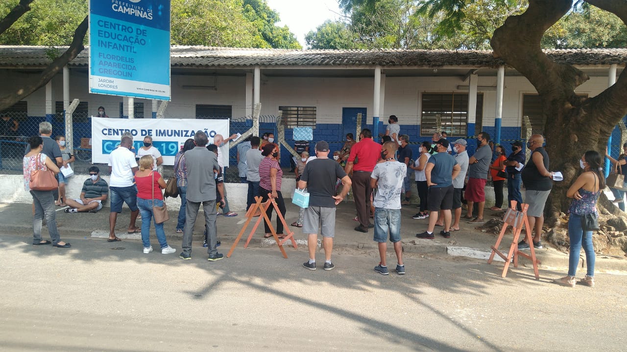 Vacinação no Naed Noroeste registra fila e confusão