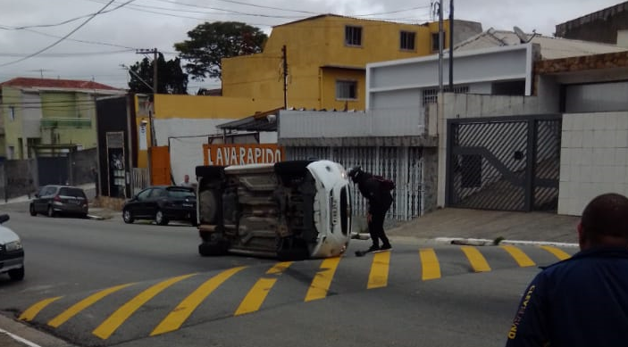 Viatura da PM capota na Zona Leste de São Paulo – veja o vídeo