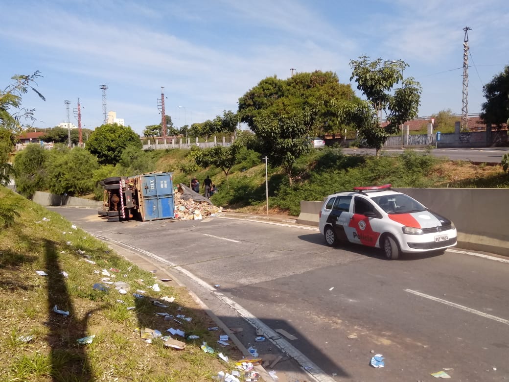 Caminhão tomba e bloqueia saída do Joá Penteado