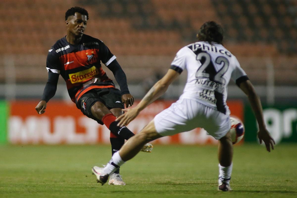 Com um a menos, Ponte perde no fim