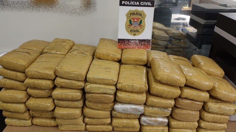 Deic apreende 100 kg da maconha e prende procurado pela Justiça