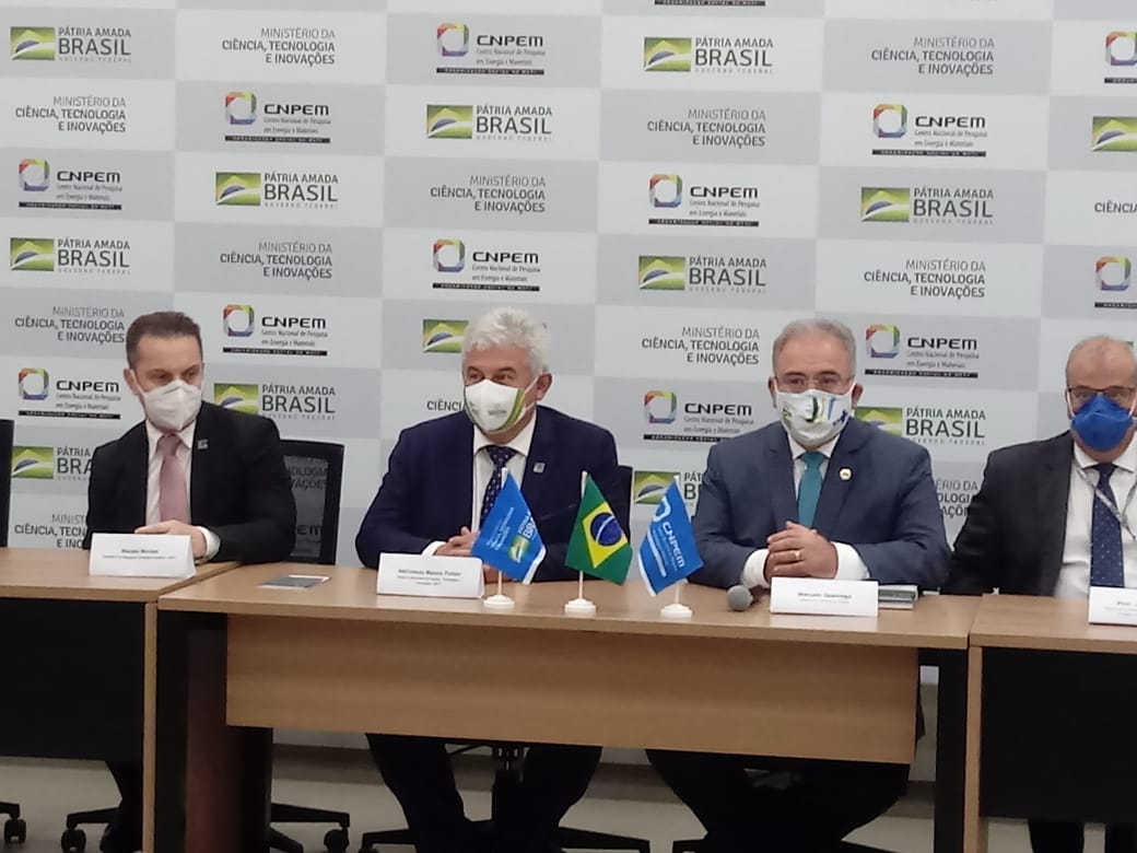 Ministros visitam Sirius e falam em investimento em pesquisa