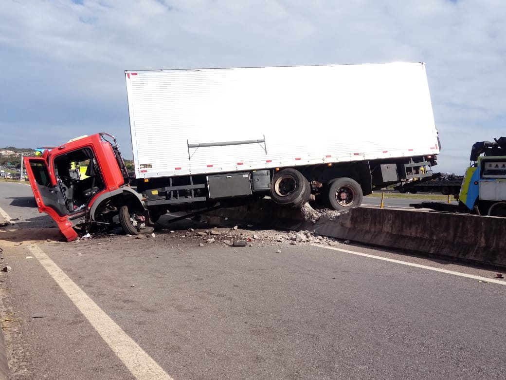 Motorista de caminhão morre em acidente na Dom Pedro