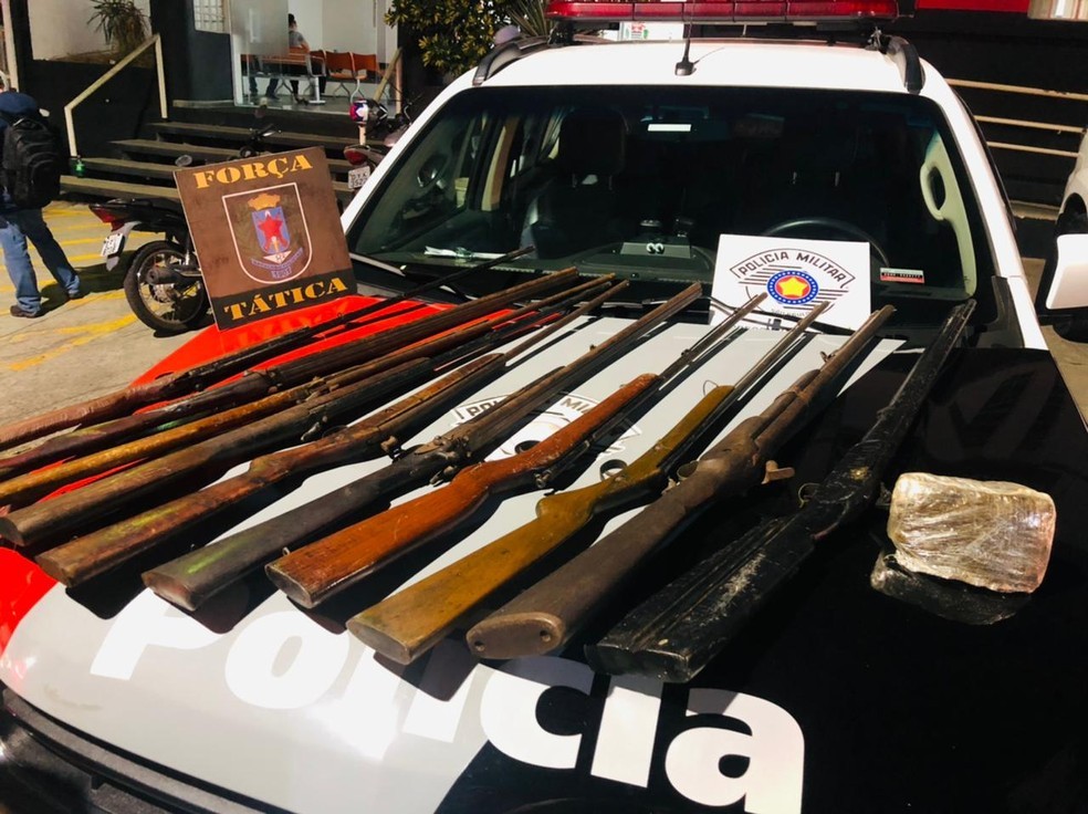 PM prende homem com drogas e 10 espingardas de caça