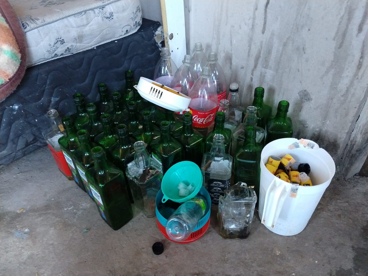 Polícia prende três e fecha fábrica de whisky falsificado em Campinas