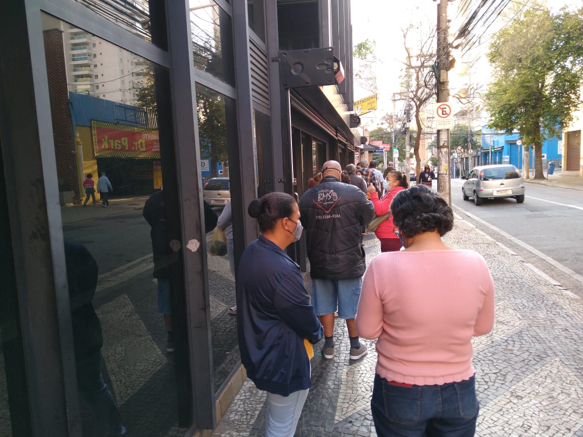 Filas dobram quarteirões em bancos de Campinas