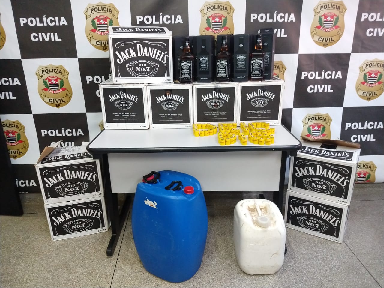 Homem usava tanque de roupas para encher garrafas com whisky