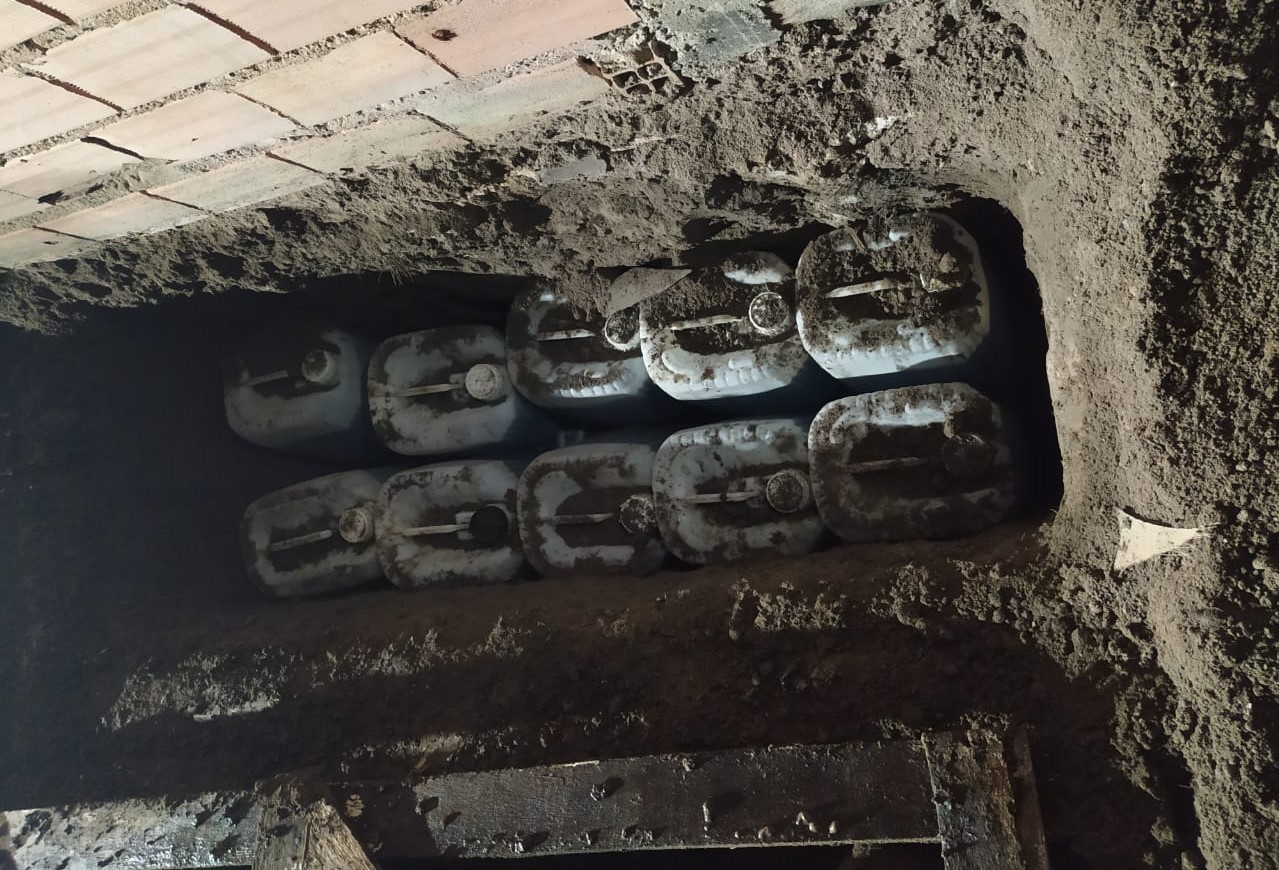 PM prende quatro e apreende combustível de avião; vídeo