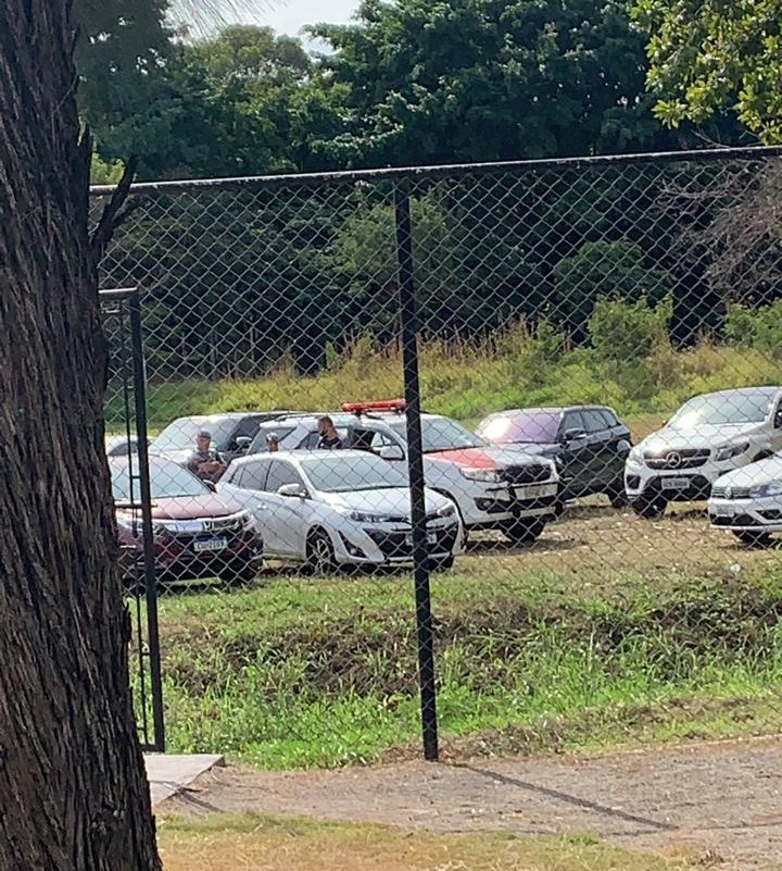 Treino da Ponte Preta é paralisado por bombas no CT