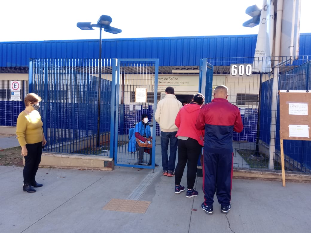 Homem toma terceira dose de vacina em Campinas