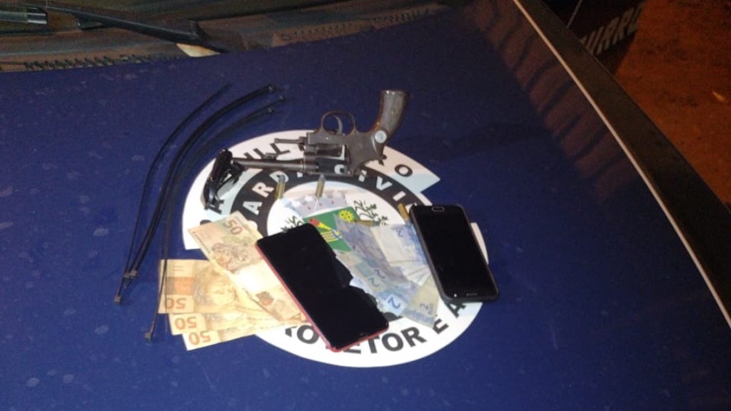 Bandidos fazem família refém, mas são detidos pela GM