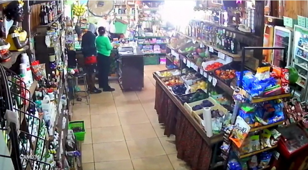 Câmera registra roubo em comércio de Paulínia