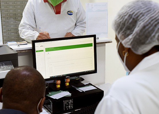 Empresa começa a vacinar funcionários contra a covid-19