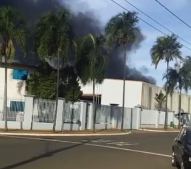 Incêndio atinge fábrica em Piracicaba e fere dois funcionários