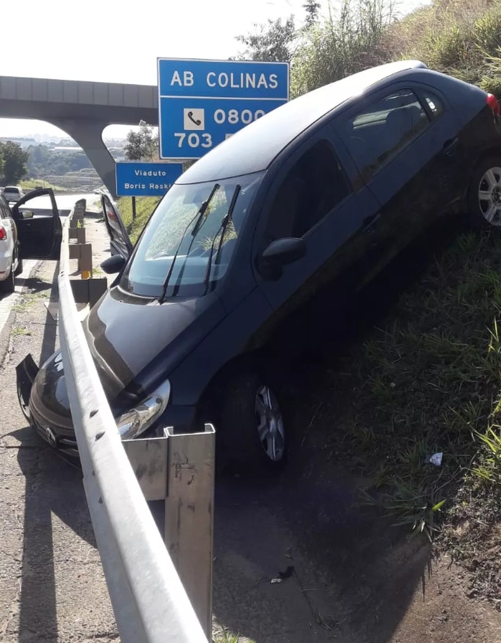 Carro é abandonado após cair de barranco na Santos Dumont