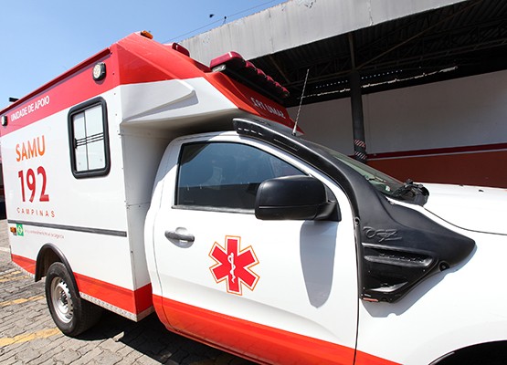 Carro capota e acerta três veículos em Campinas