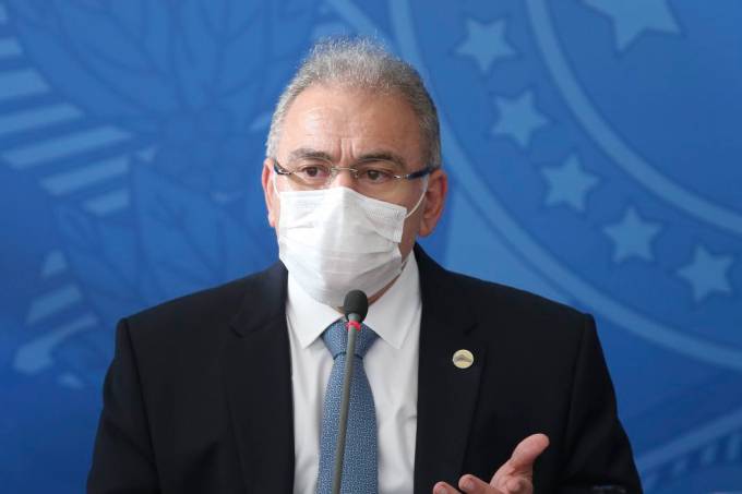 Queiroga anuncia envio de 100 milhões de doses para municípios