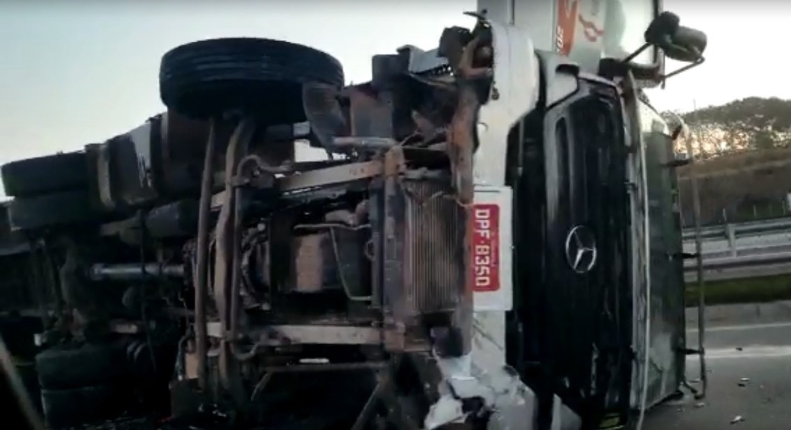 Caminhão carregado de papelão tomba na D. Pedro I em Campinas