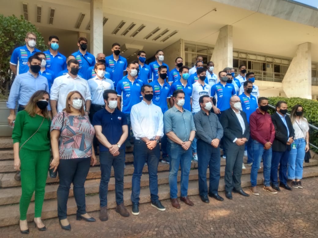 Com dois campeões olímpicos, Vôlei Renata apresenta elenco