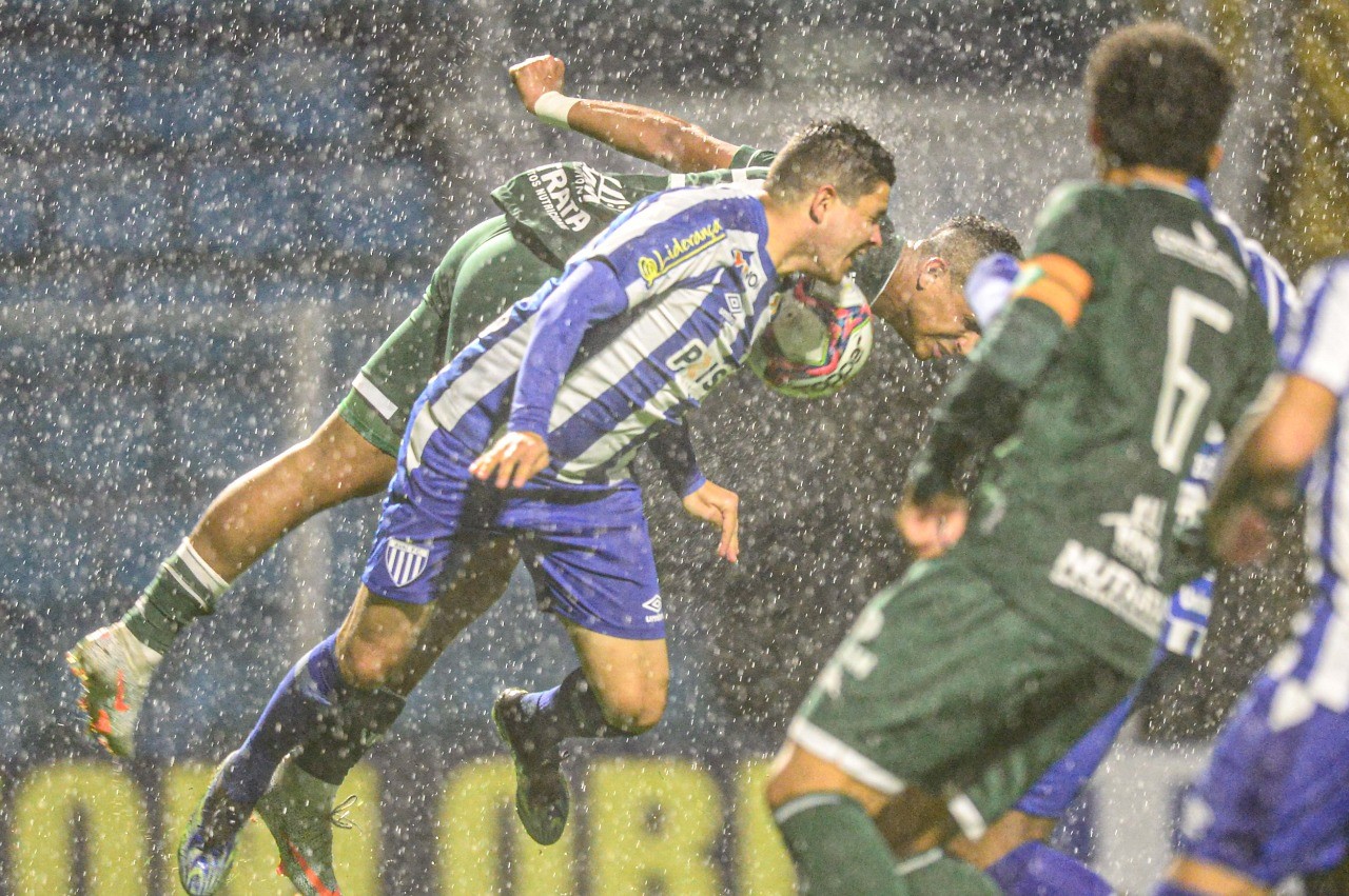 Guarani vence Avaí com gol no último lance