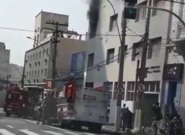 Mulher é intoxicada por fumaça após incêndio no Centro 